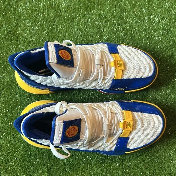 Lebron XVI SB - Grade School Size 6 - New W/Damaged Box